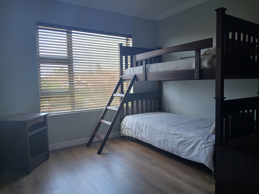 To Let 4 Bedroom Property for Rent in Wavecrest Eastern Cape